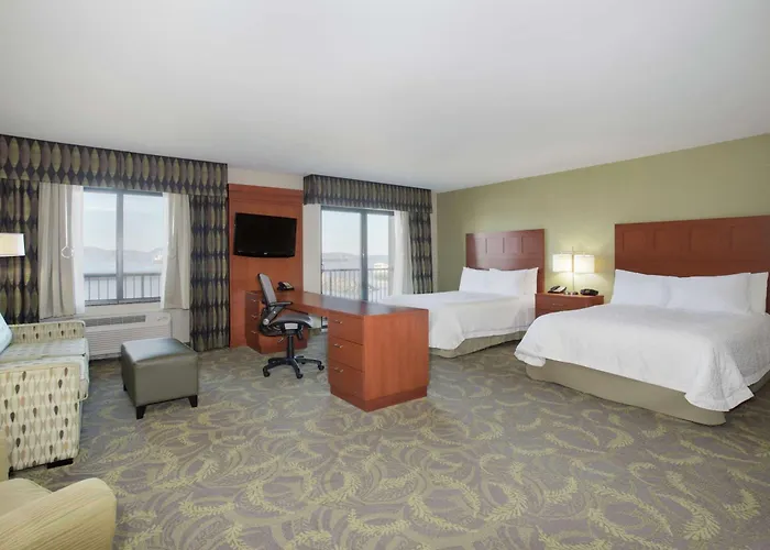 Hampton Inn & Suites Astoria