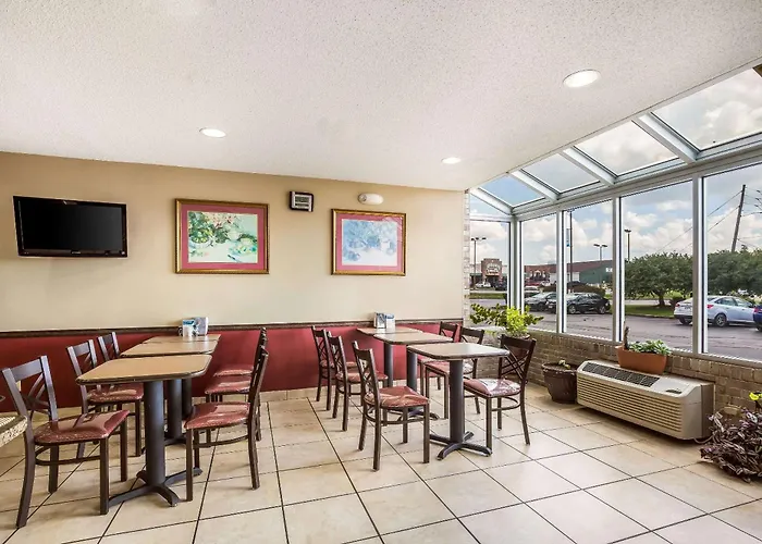 Econo Lodge Inn & Suites Fairview Heights St Louis