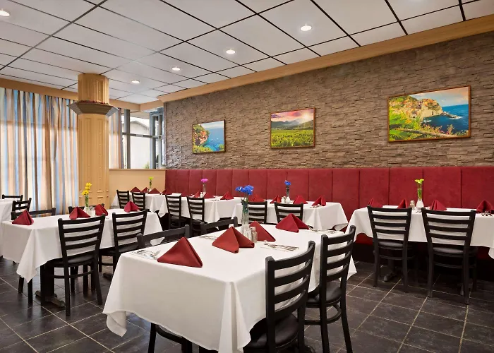 Travelodge By Wyndham Conference Centre & Suites Whitecourt