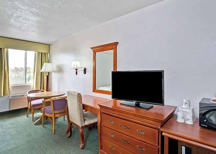 Days Inn & Suites By Wyndham Fullerton