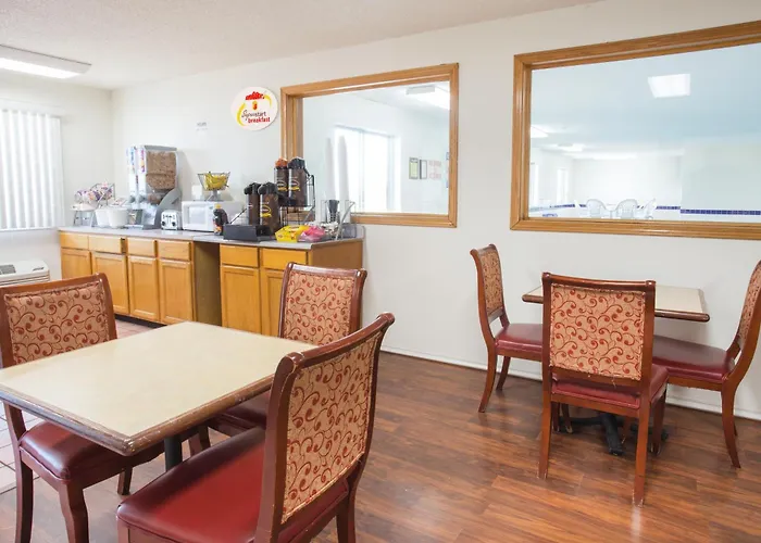 Super 8 By Wyndham Monmouth Il