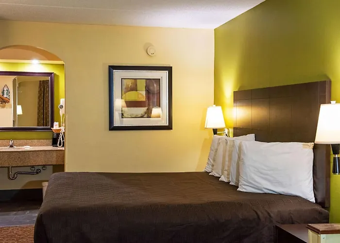 Rodeway Inn & Suites Clarksville Near Governors Square Mall