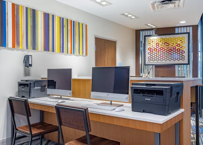 Holiday Inn Express & Suites - Elkhart North By Ihg
