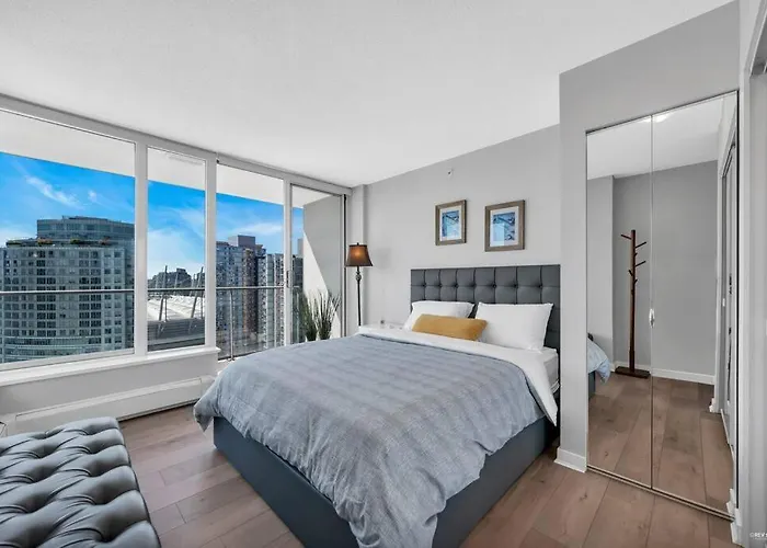 Spacious Dt 2-Bdr High-Rise With View, Pool, Gym