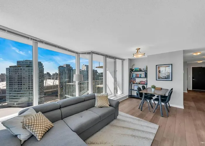 Spacious Dt 2-Bdr High-Rise With View, Pool, Gym