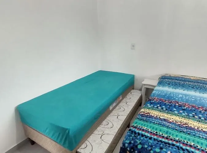 Apartamento em chácara próximo as praias com piscina e quiosque com internet