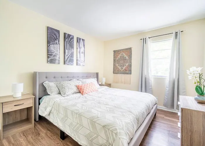 *Cool Crib * King Bed * Long Term Stays * Duke*