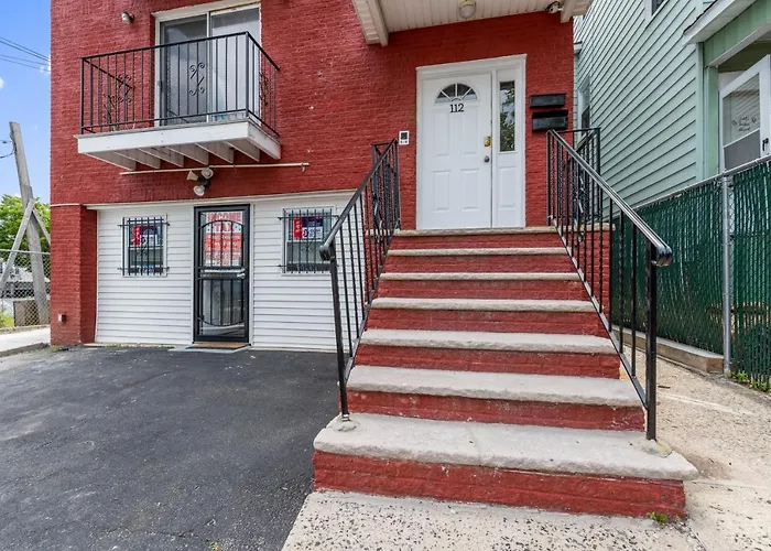 Newark Airport Oasis: Spacious 3-Bed Near EWR & NYC