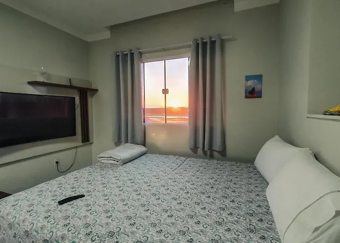 Confortável casa em Arembepe,100 metros da Praia com Churrasqueira Piscina e Wi-fi