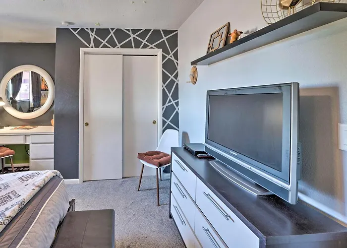 4 Mi To Beach: Lake Havasu Apartment W/ Pool!