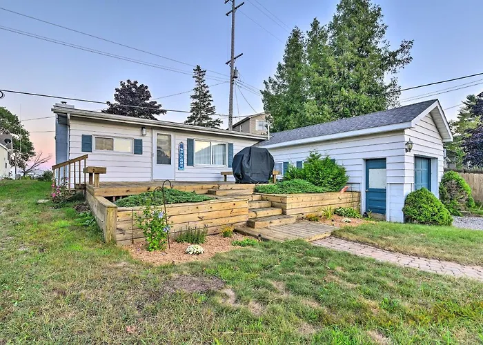 East Tawas Cabin W/ Lake Huron Access & Views