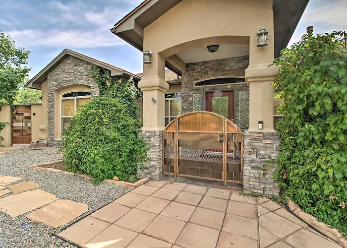 Albuquerque Studio With Shared Pool & Fire Pit!
