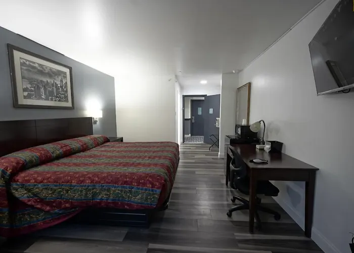 Greenwoods Inn & Suites
