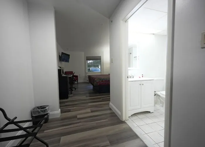 Greenwoods Inn & Suites