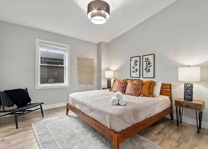 Spacious Downtown Apartment - Walk To Old Town Fc!