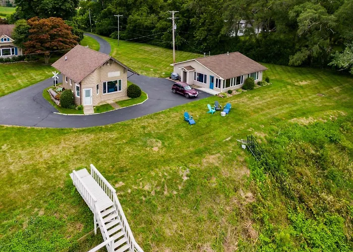 Cozy Lakefront Cottage