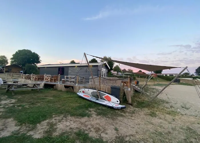 LUXUS Cube Ferienhaus Chalet am See mit Schwimmbad in Lathum NL