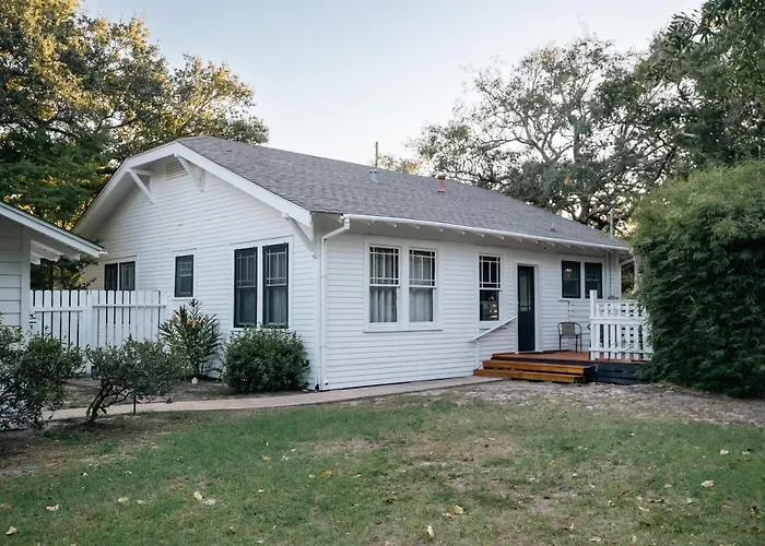 Gulf Coast Craftsman - Cozy, Charming & Central!