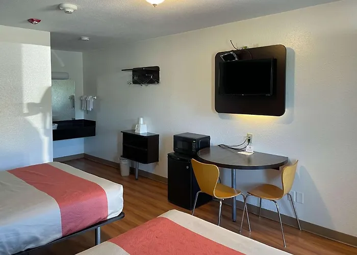 Motel 6 Cameron Mo