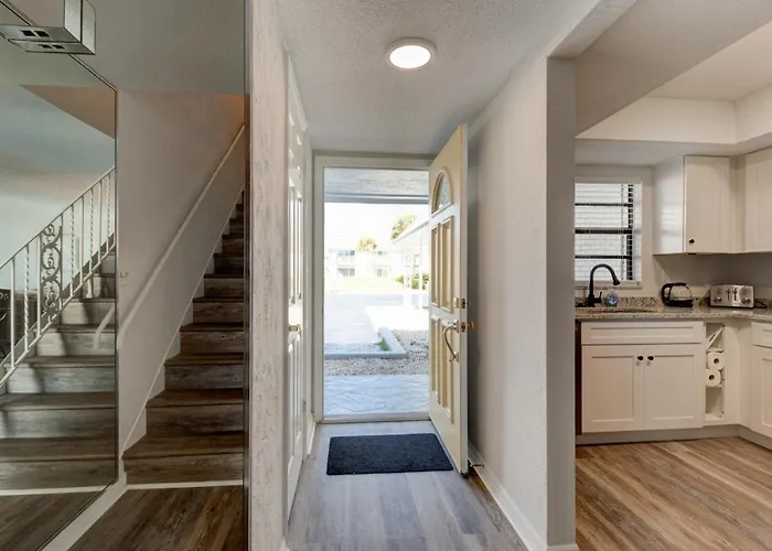 Yellow Sunshine Oceanfront Townhouse, Private Balcony
