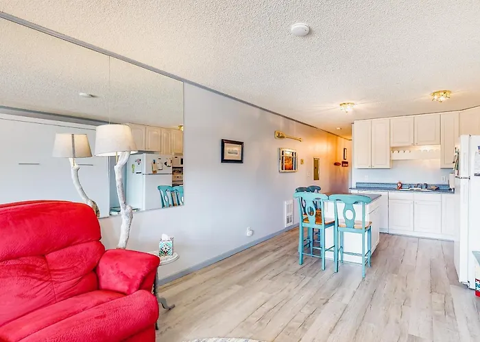 Cozy Coastal Condo Steps From The Beach With Deck Views
