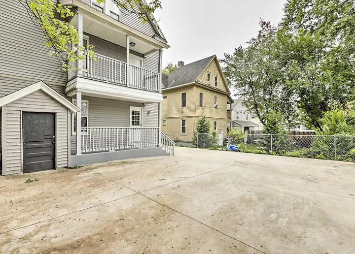 2 Mi To Downtown: Springfield Apt W/ Balcony!