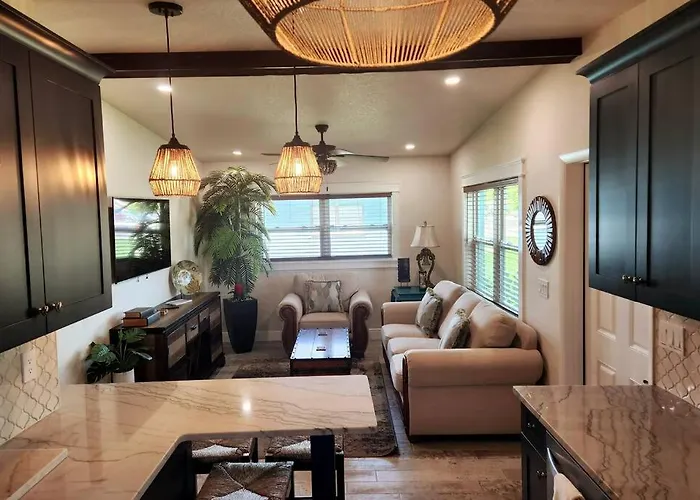 Bali Bungalow - Downtown Cocoa Beach