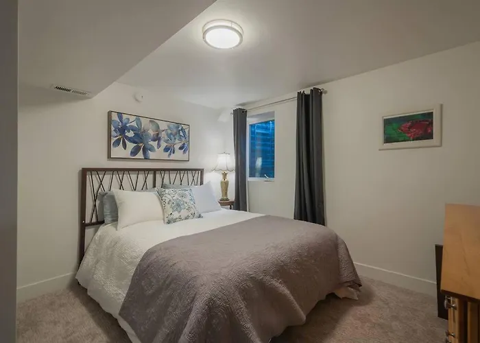 Modern Apartment Close To Freeway!