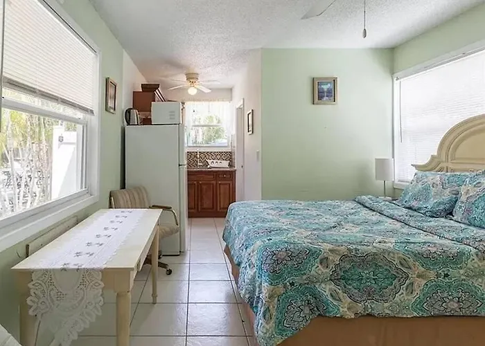 Charming Studio Unit Across From Lido Key Beach