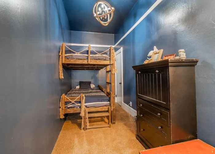 Rustic 2-Bedroom Walking Distance To Downtown