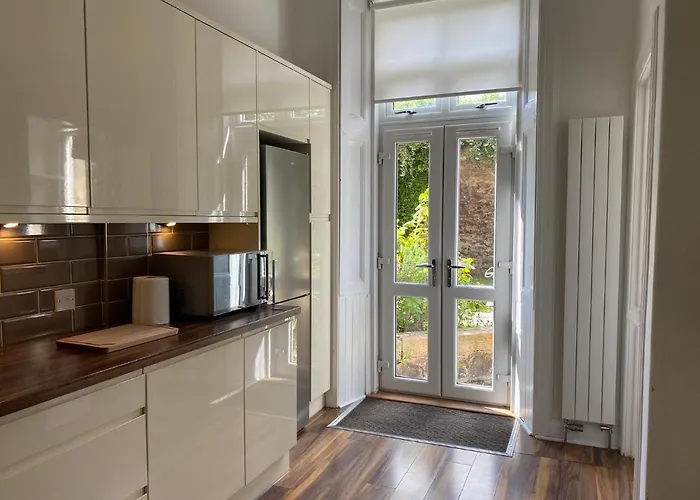 Lovely Main Door 2 Bed Apartment