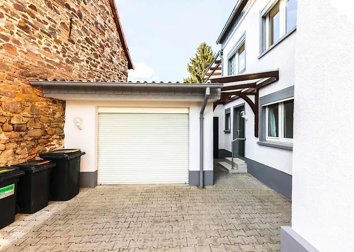 Spacious 6 Room Flat *Balcony & Terrace*