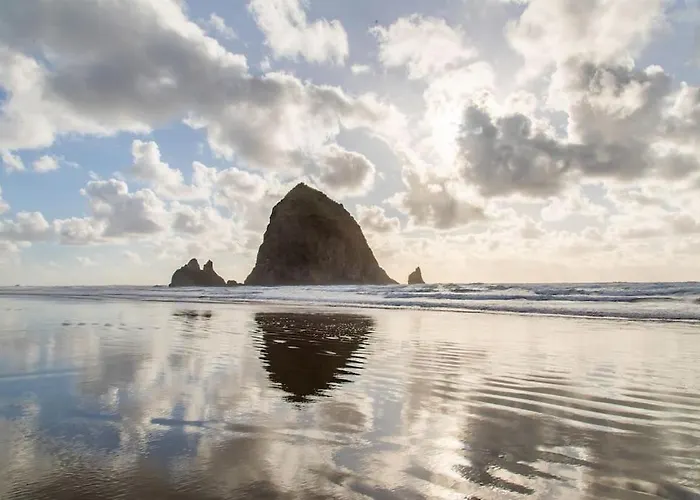 Cannon Beach Retreat: Oceanfront Suites with Fireplaces