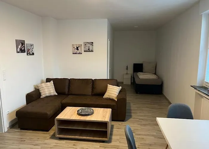 Eine modern renovierte Wohnung mit Balkonterrasse.