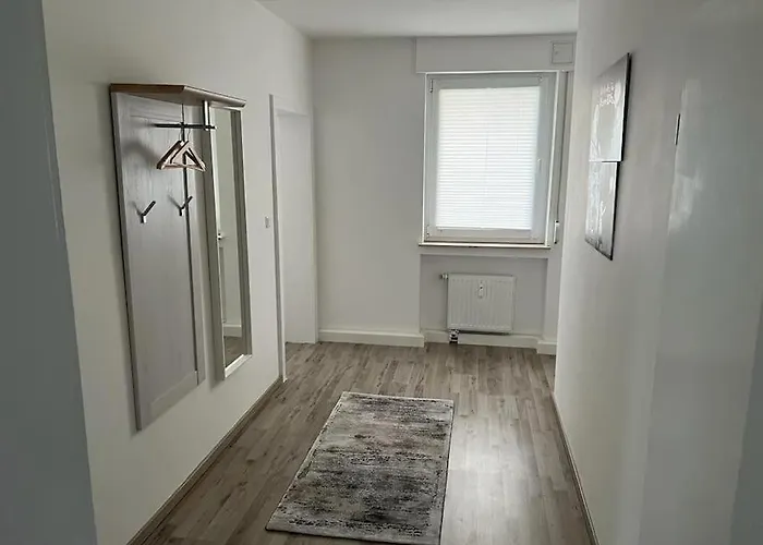 Eine modern renovierte Wohnung mit Balkonterrasse.
