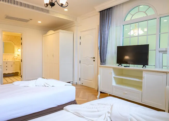 Chateau De Khaoyai Hotel & Resort