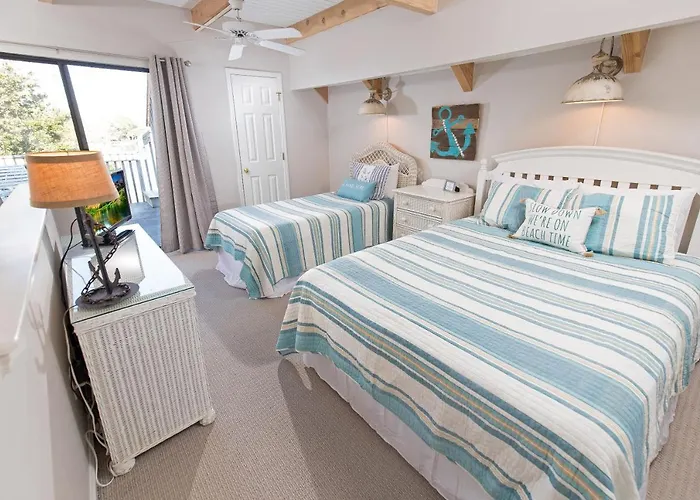 Cozy Coastal Escape 3Br 3Ba Lakefront Tranquility