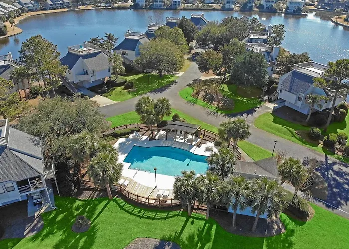 Cozy Coastal Escape 3Br 3Ba Lakefront Tranquility