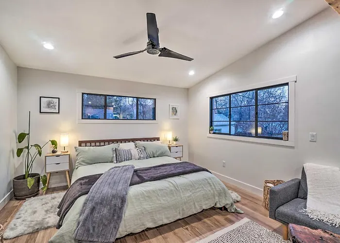 Cozy Flagstaff Studio W/ Patio - Near Dtwn!