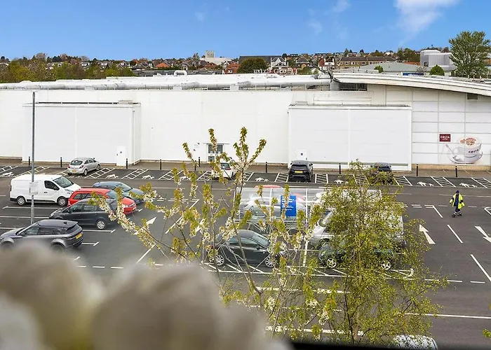 Modern 1Br Flat - Free Parking + Lift