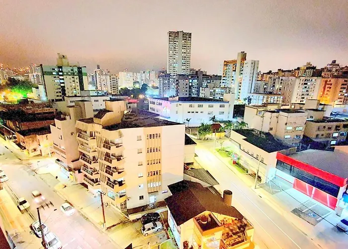 Quarto HOME em CRICIUMA com Cama Box de solteiro - WIFI - TV - banheiro - Sala de Estar e cozinha - Apto compartilhado com Anfitriões experientes em hospedar - Superhost no BnB 5 estrelas - ALUGO para CONFERENCIA DAS MULHERS da ABBA