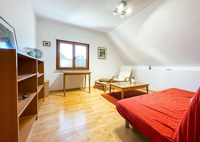 Behagliches Haus mit Kamin und romantischem Garten
