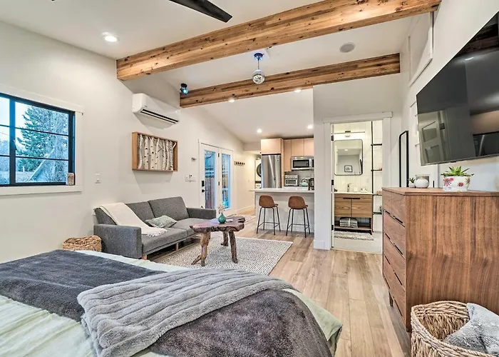 Cozy Flagstaff Studio W/ Patio - Near Dtwn!