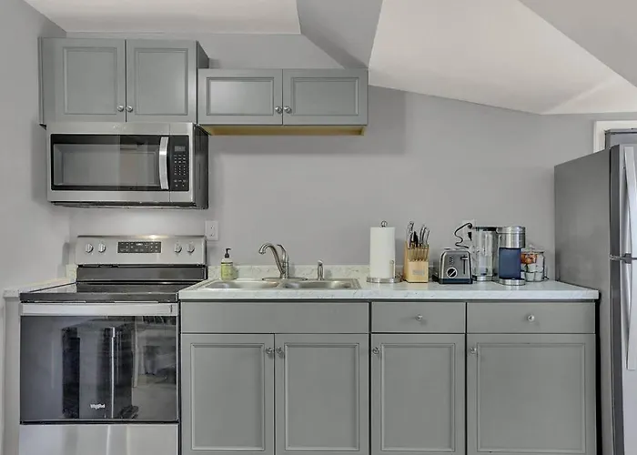 Suites On Seneca - Gorgeous One Bedroom Apartment