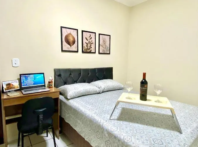 Apto charmoso na V Planalto perto Shopping com 2 Quartos de Casal ArCond Wifi 500megas Home Office e Garagem em Dourados
