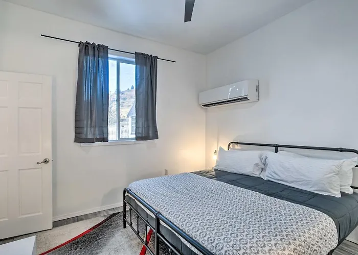 Stylish Klamath Falls Unit < 1/2 Mi To Oit!