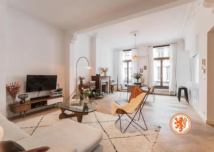 Traditional Chic, High Ceilings' Apt Aircos Fiber And Garage