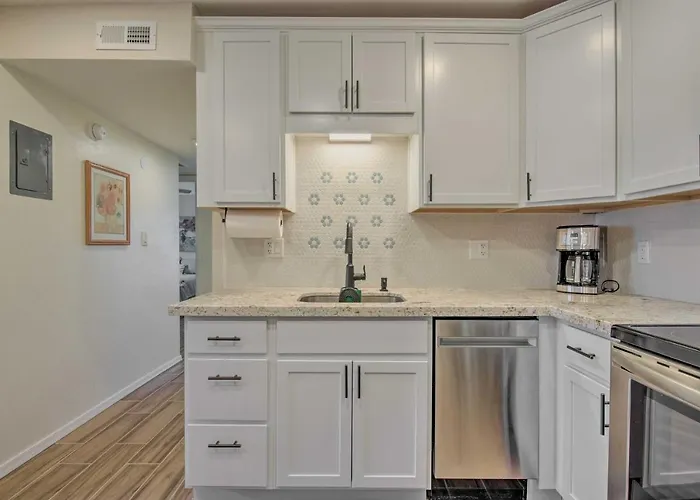 Walk To Old Town! Nurse-Ready Scottsdale Apt