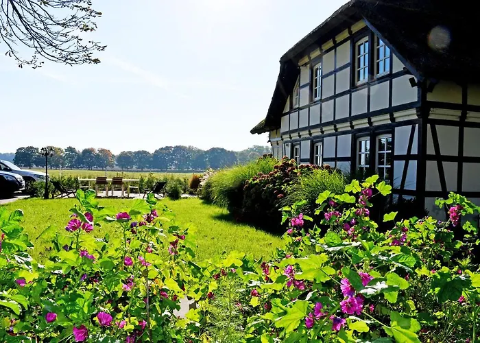 Reetdachfachwerkvilla am Wiesengrund