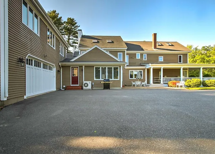 Large Kennebunk Home, Walk To Beach < 2 Mi To Town